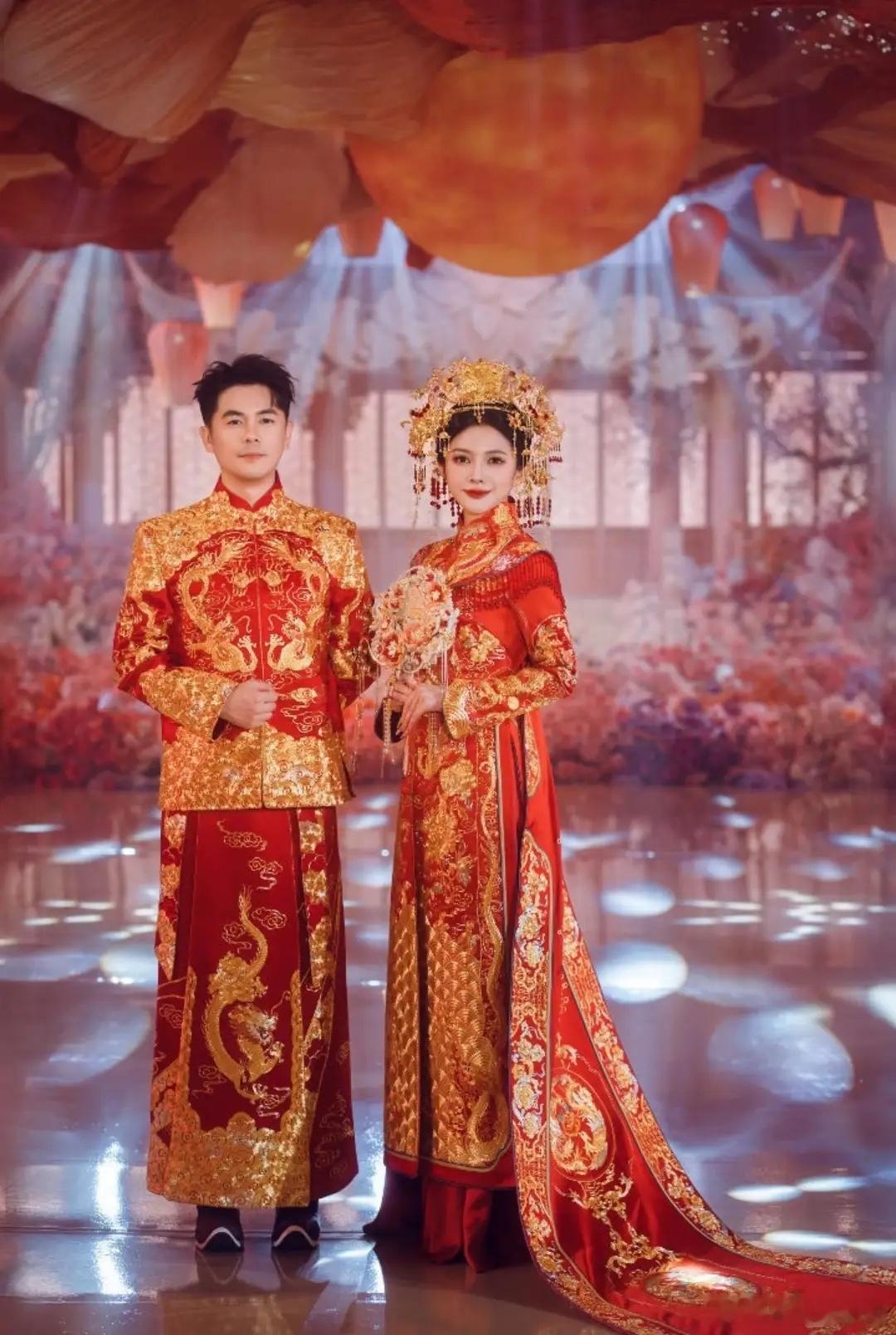 文咏珊产后首露面参加霸王茶姬老板婚礼，穿粉色新中式状态如初！