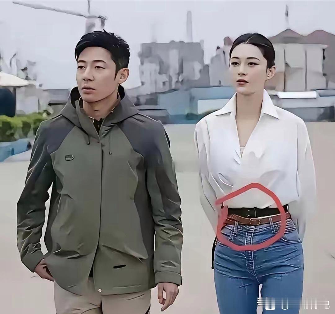 好好的裤子为什么非要系两根皮带？我第一眼看到这个画面也看糊涂了，好好一条牛仔裤