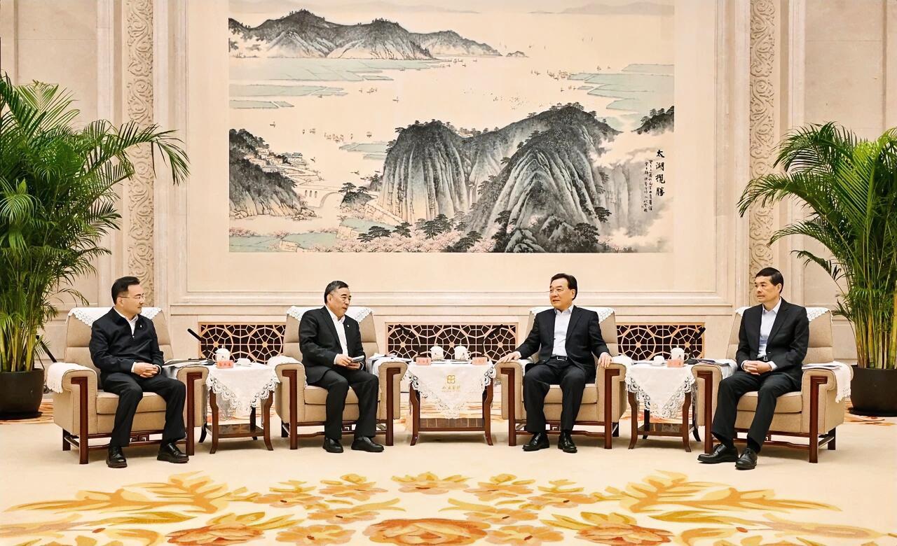 12月24日，中交集团党委书记、董事长宋海良，党委副书记、董事、总经理张炳南在南