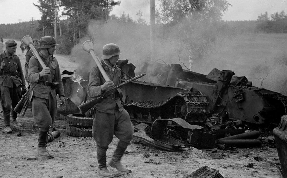 1944年6月30日，在塔里-伊汉塔拉战役中，手持