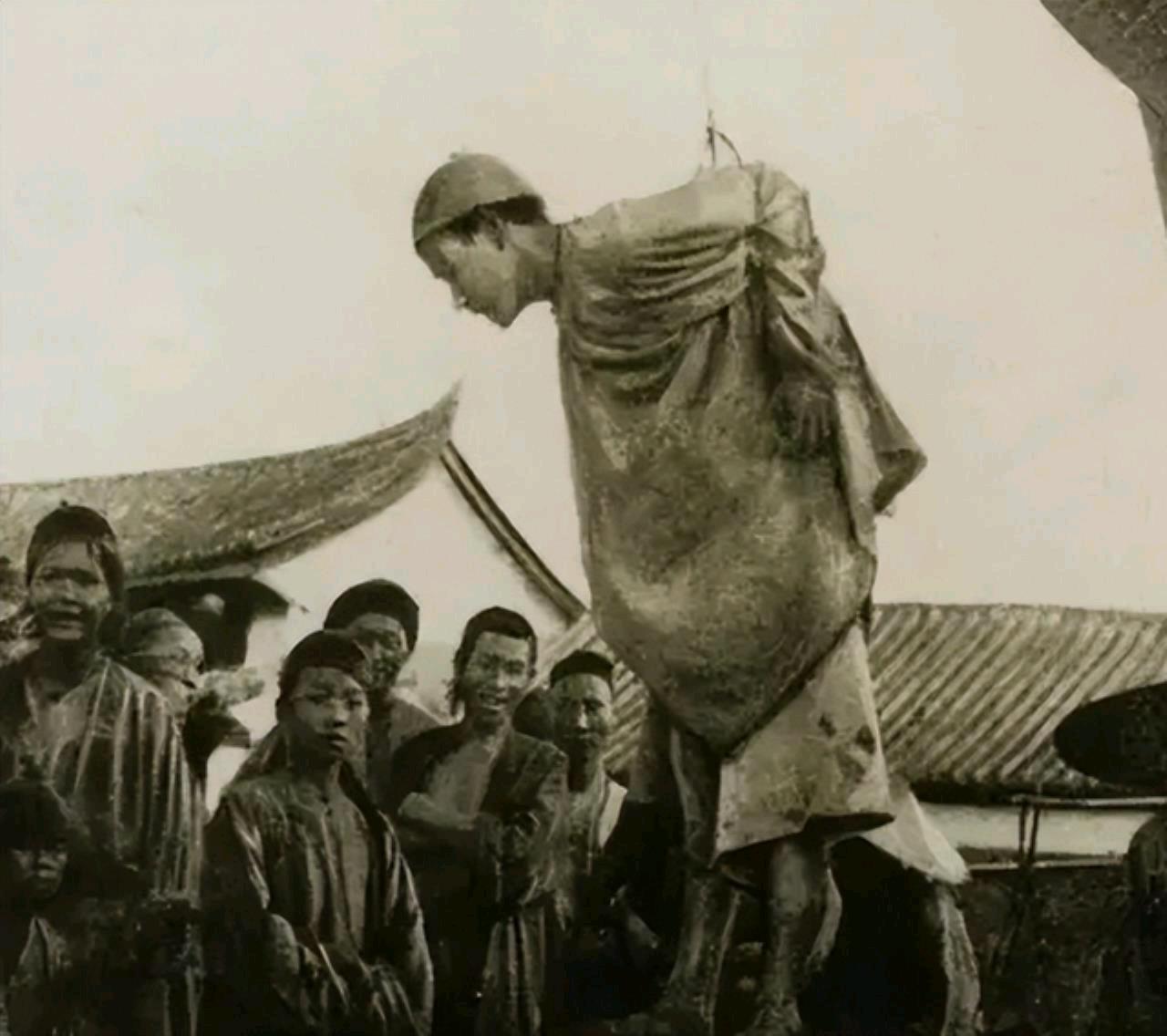 清朝一个死囚临刑前，对刽子手说：“我认识你爹，二十年前，他欠我一斗米。”刽子手手