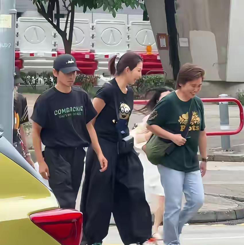 有网友在香港街头拍到蔡少芬和张晋，夫妻俩带着一位长辈过马路，画面里张晋的状态让人