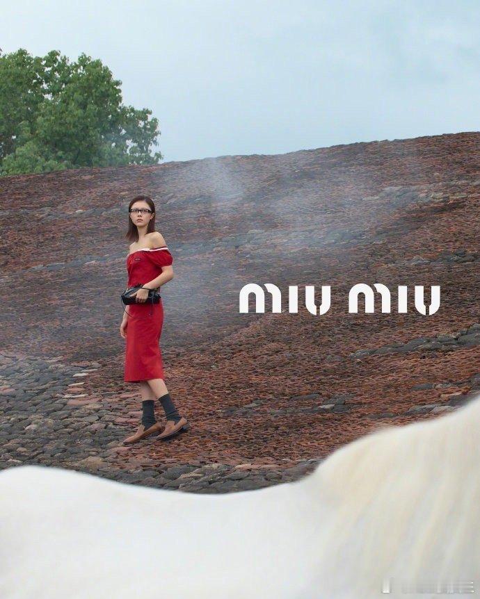 天，这是miumiu帮赵今麦拍的最新大片，时尚不足，搞笑有余……