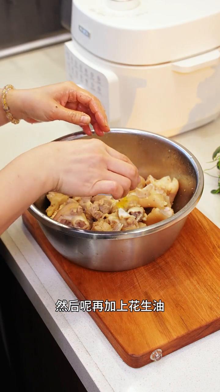 猪脚大家别再红烧着吃了，试一下客家的经典吃法：干蒸猪蹄，出锅香味扑鼻，实在太好吃