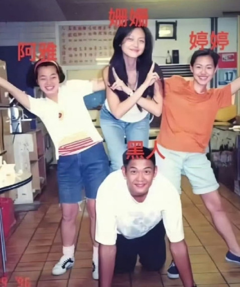 这张照片每次看到都要被大S美到看好几遍，看的出来他们关系相当好。