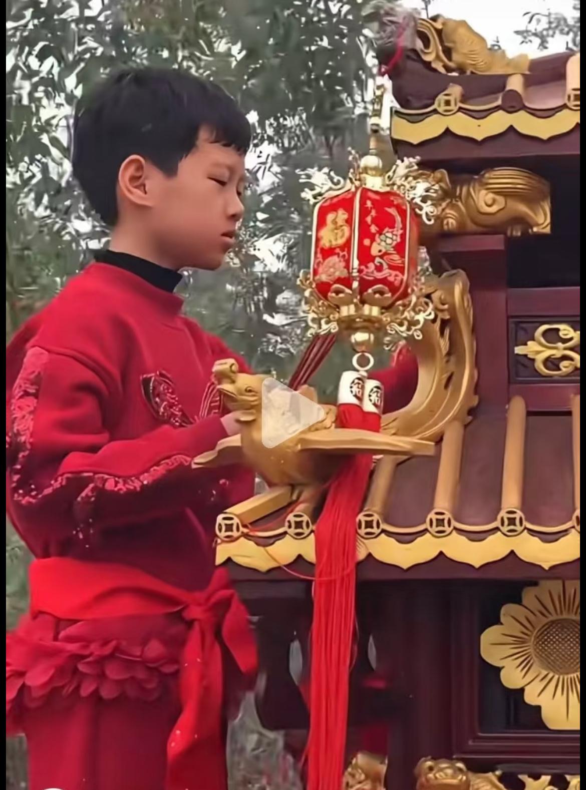 湛江某村的小妈祖事件又反转了，官方发通告说经调查全程没有掷圣杯，更没有8次都是否