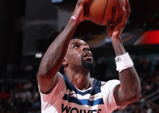 NBA常规赛，森林狼今天客场挑战马刺。比赛进行到第三节，森林狼官方宣布，纳兹-