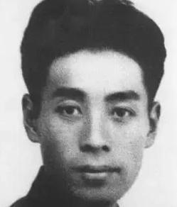1927年，北伐军团长鲍靖中听说抓到一个共党，他兴冲冲地走进审讯室。却意外地发现