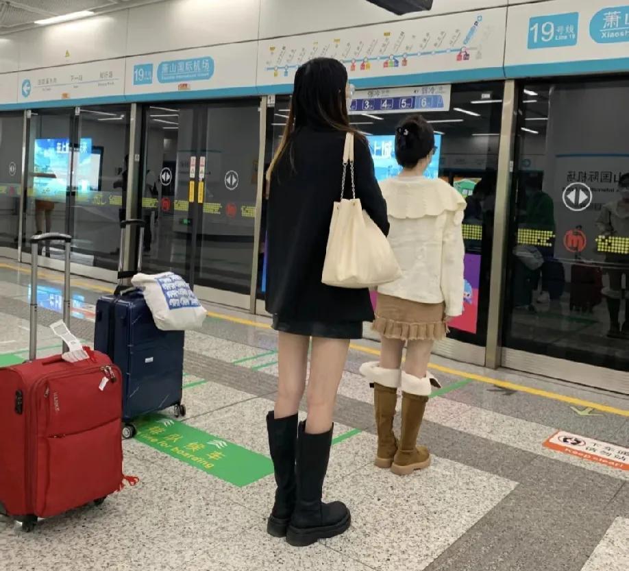 在北京认识的东北女孩都松弛感满满。一米七的大个头，130斤的大体格，出门在外