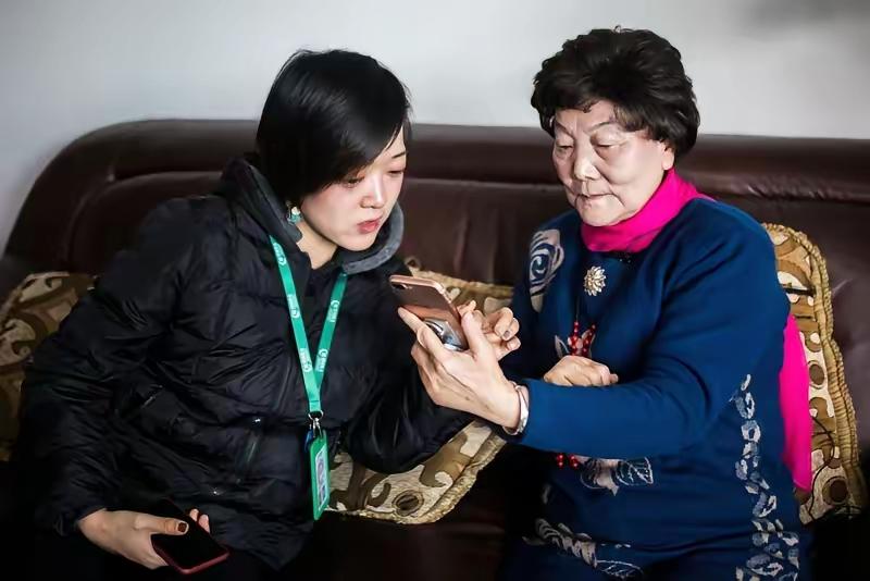 57岁的张阿姨从岗位上退下来两年了，每天在家做做饭、跳跳广场舞，日子过得挺舒心。