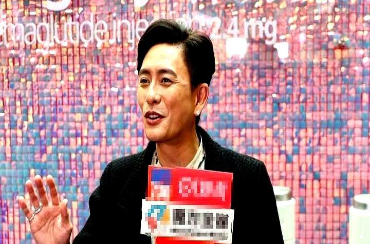 45岁黄宗泽戴的戒指，够普通人买一套房。这枚帕拉伊巴碧玺戒指估价242万港