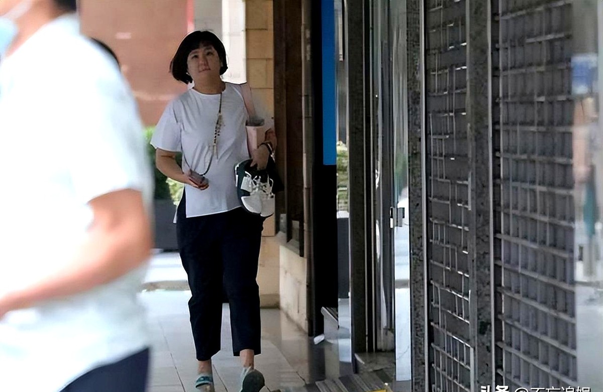 Selina接孩子放学被拍，评论区却被“胖成大妈”刷了屏。照片里她套着宽大的休闲服，推着婴儿车，素面