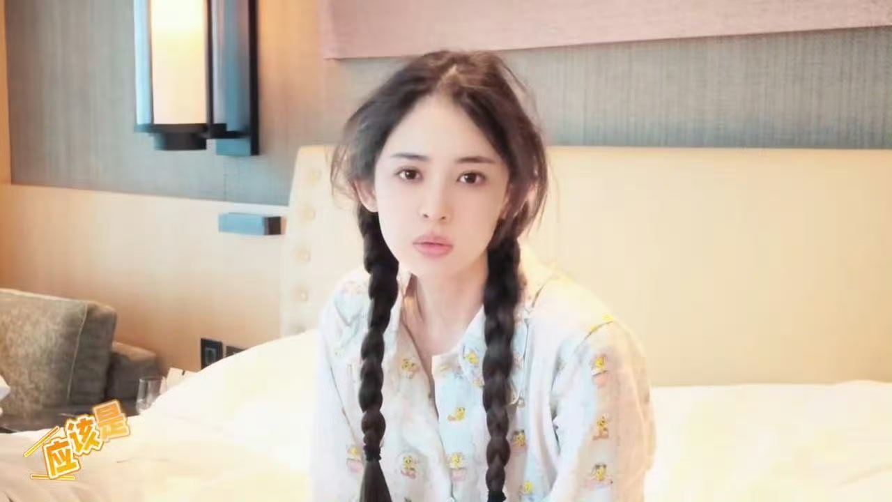 褪去滤镜与彩妆的加持，素颜状态干净又舒展，与生俱来的优越底子一目了然。娜扎刚起床