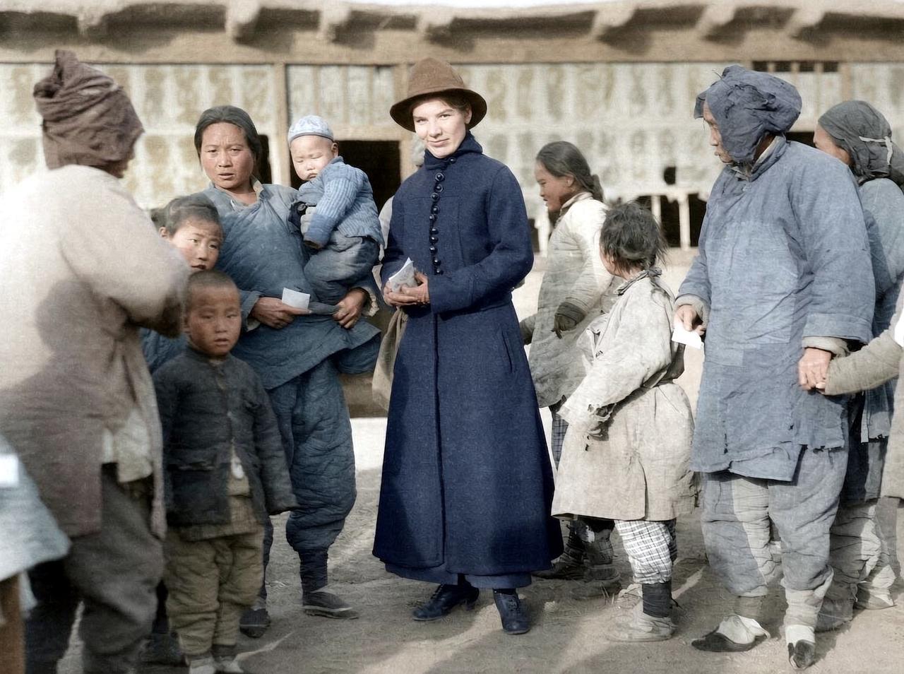 1917年，大洪水过后的天津。一群妇孺围住一名外国女子——她是前来赈灾的救济人员