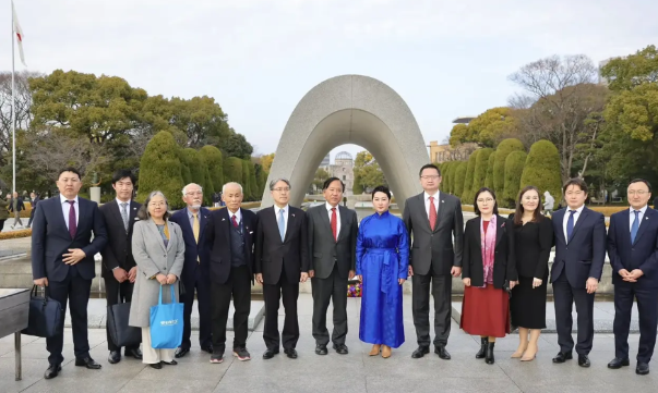 丰满的蒙古外长。蒙古外长巴特策策格访问日本广岛，并到和平纪念公园献花圈。巴特