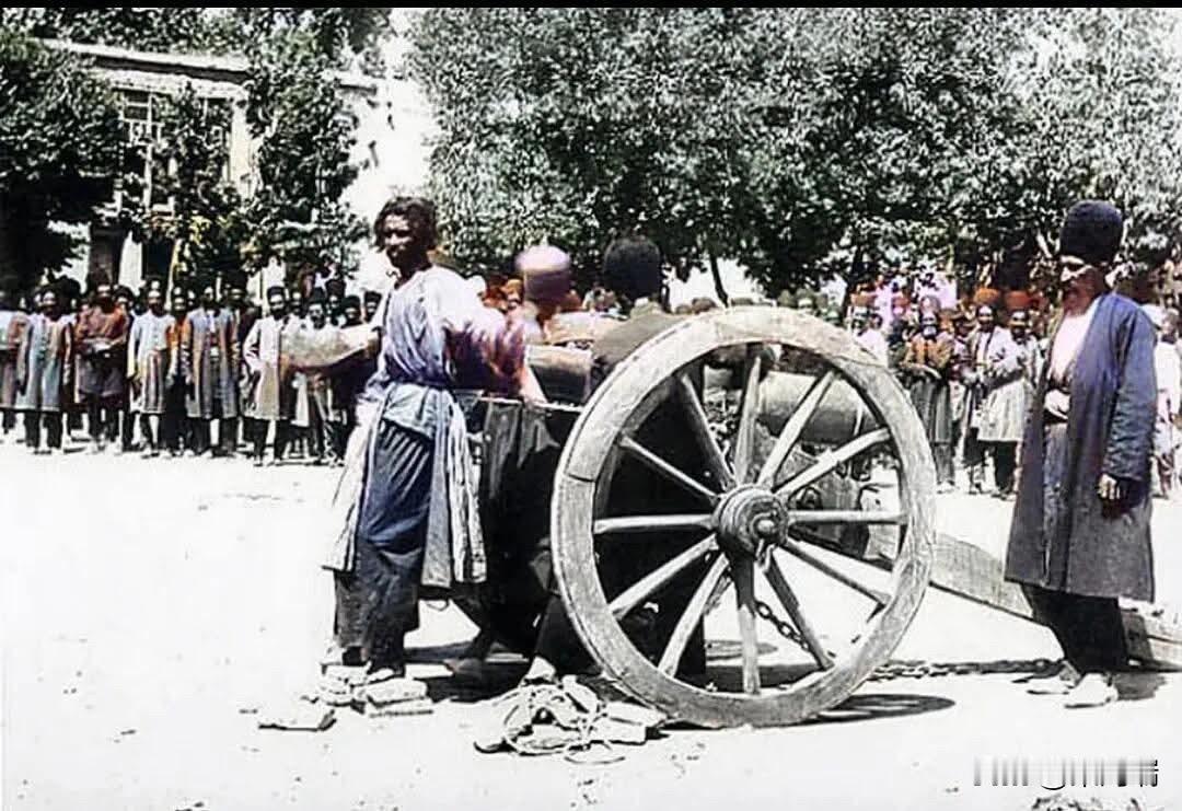 这张照片拍摄于1890年的伊朗（恺加王朝，QajarDynasty），这一幕