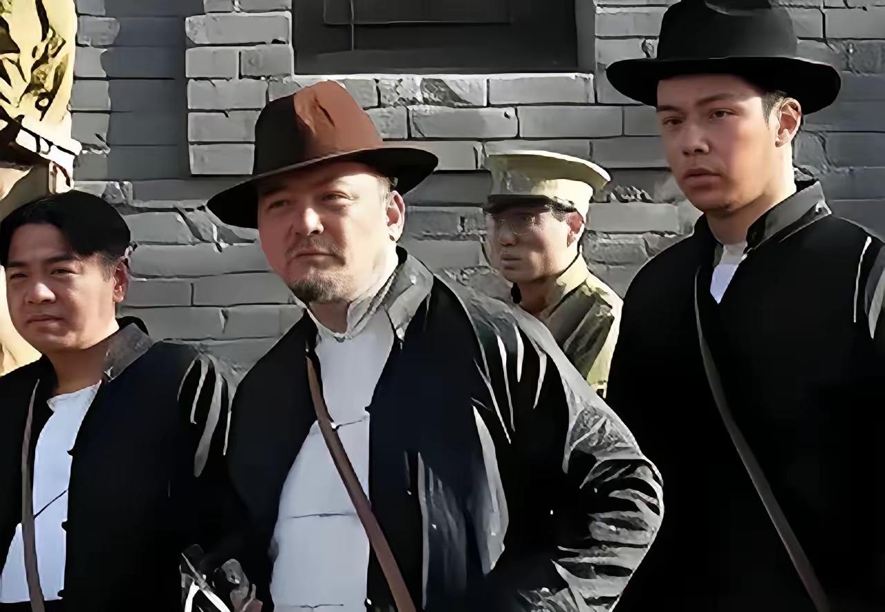 1943年，大汉奸刘儒明活埋了我方一侦察员，锄奸队几次想除掉他都没得手。张士根认