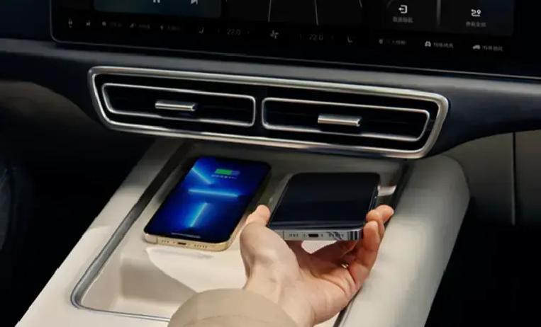 最近高速上，一张小小的CPC卡放错地方，直接在车里烧出洞、鼓起包，差点酿成大祸！