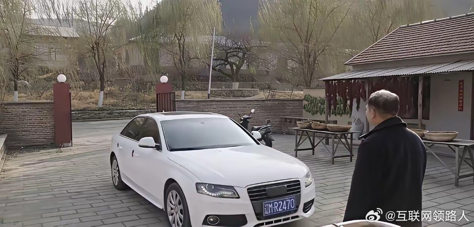 《乡村爱情》都拍到第18部了，还是那熟悉的配方——没拉到汽车赞助，车标照旧用胶带