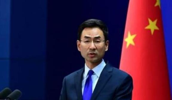 美：老弟呀！你们这突然跑去隔壁家串门，也不提前跟哥哥通个气？中：去哪串门？我咋