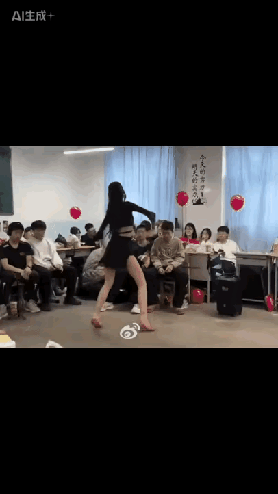 这老师给同学跳舞，男生们都害羞的低头了。[爱心][爱心][爱心][爱心][舔屏