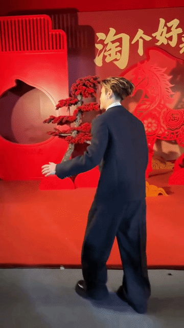 王嘉尔官方身高1.75，黄晓明是1.79，两人的鞋跟都不低，他们见面寒暄拥抱的时