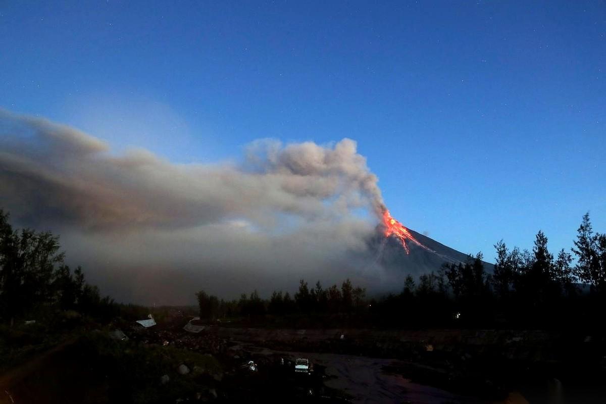 菲律宾马荣火山喷了，近20万人拖家带口地逃难，五千多人挤在一个棚子里，连口热饭都