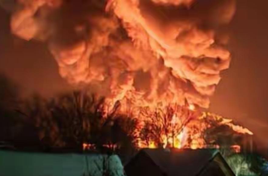 炸！炸！炸！在2月19日的晚上，乌军利用夜色的掩护袭击了俄罗斯普斯科夫州大卢基市