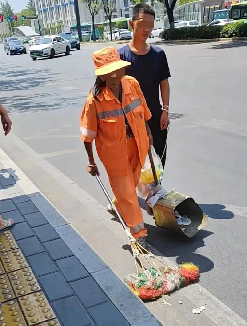 你们猜，这样的家庭有拿到补助吗？40多度高温，西安的西稍门十字路口，一位环卫