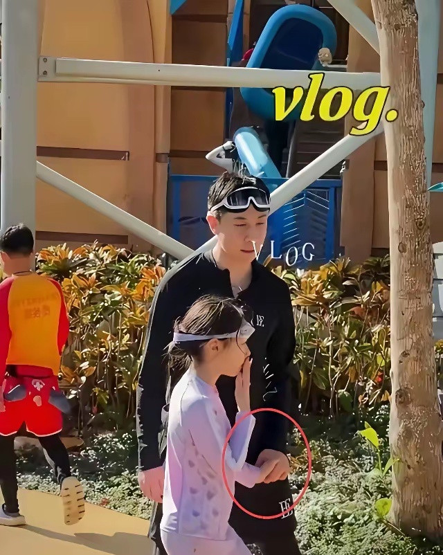 终于知道董璇为什么爱上张维伊了，他抱小酒窝的姿势好有分寸，牵继女手的模样也很小心