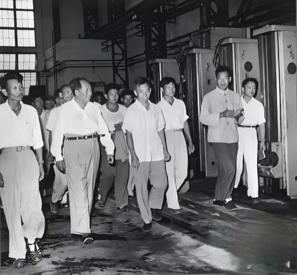 1958年9月，毛主席再次视察武汉。这是毛主席在武钢车间拍的照片。穿着白衬衫的毛