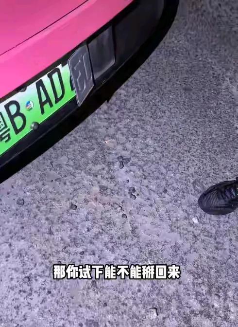 小伙爱车被90岁老太砸烂，抓人后直言把命赔给你，砸车原因太离谱