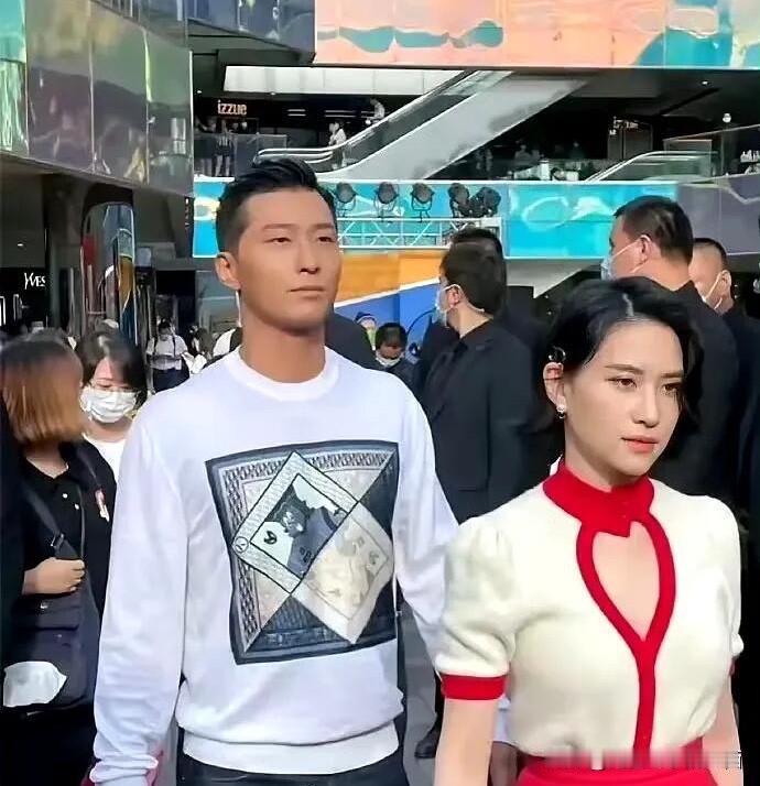 记得以前在荧幕中见到的她挺有气质的，怎么现实中这么一般般，特别是身上的这身衣服，