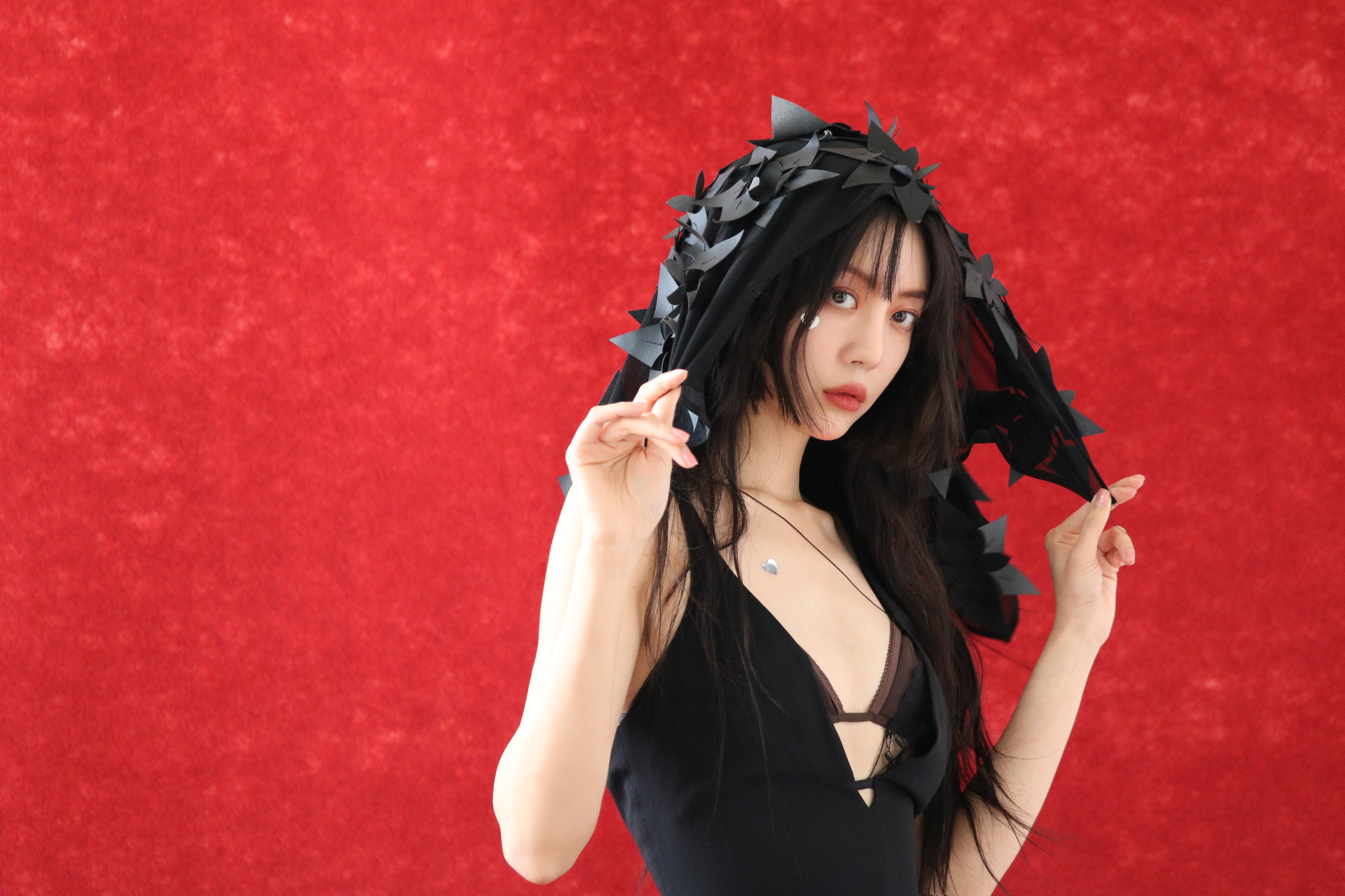 李溪芮头像，黑色吊带裙，冷酷柔美。李溪芮