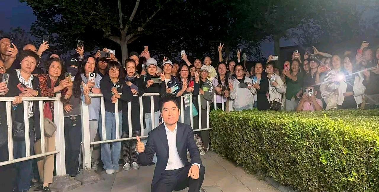 董宇辉在西安的人气，真不是吹的。新办公区开播，全国粉丝硬是把鲜花送成了花