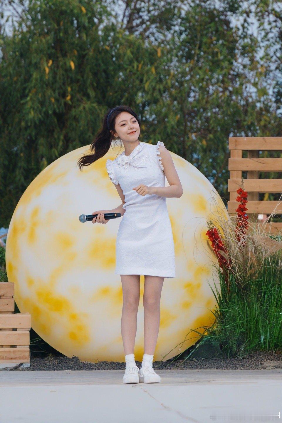 赵今麦央视镜头赵今麦氧气少女自带柔光特效✨五四舞台清甜嗓音穿透全场，每个眼神都
