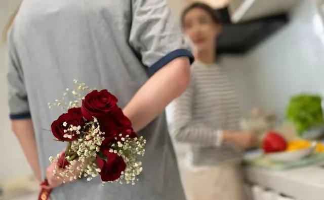余华说：“如果结了婚，饭自己做，钱自己赚，那结婚的意义是什么呢？”这段话