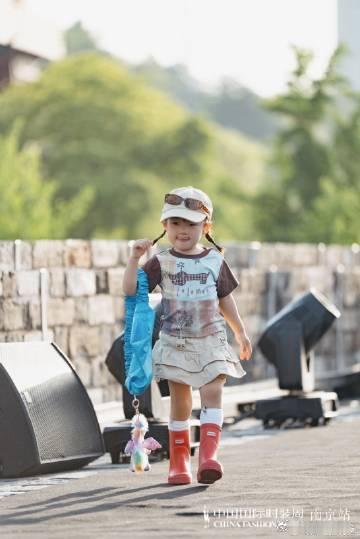 黄一鸣晒女儿时装周照片沉浸式看小模特走秀，黄一鸣女儿首次登上时装周，状态松弛大