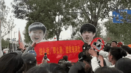 这条横幅炸街了！雄安是河北的新区，莎莎是河北人。作为莎莎的娘家人，雄安的球迷不
