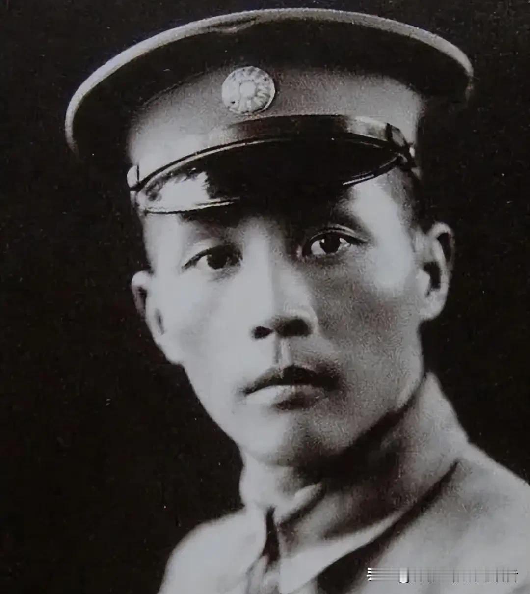 1933年春，一列从南京开往江西的火车轰隆前行，车厢里的气氛却格外微妙。国民党陆