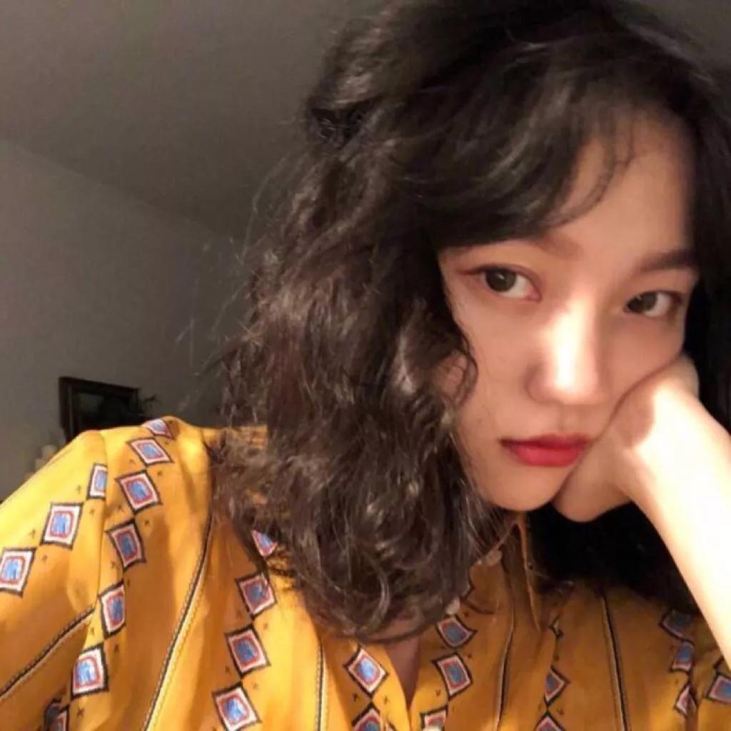 复古黄调下的温柔沉思黄衫浅笑暗调氛围感照片黄衣韵态黄调显白灰调少女黑调