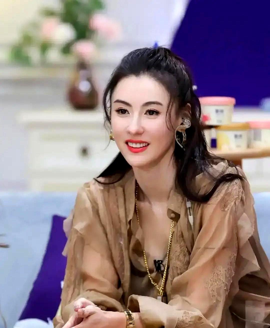 18岁的谢振轩，早已不是那个叛逆小孩。他现在比谢霆锋还高，长得简直一模一样，