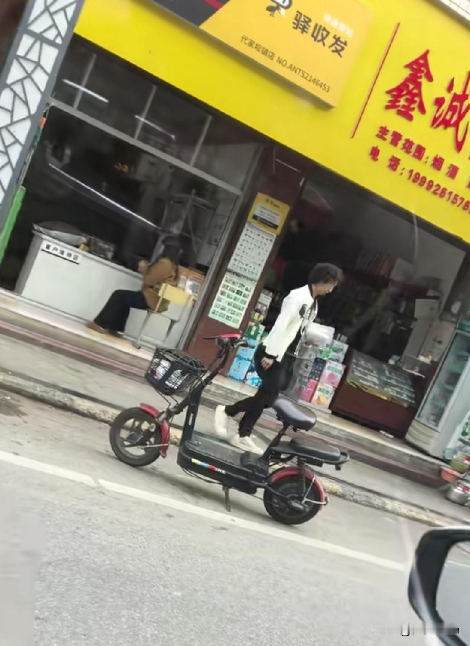 网友爆料，在宁强县代家坝镇街头，碰见国际巨星庞麦郎取快递了。这回没戴帽子，白外套