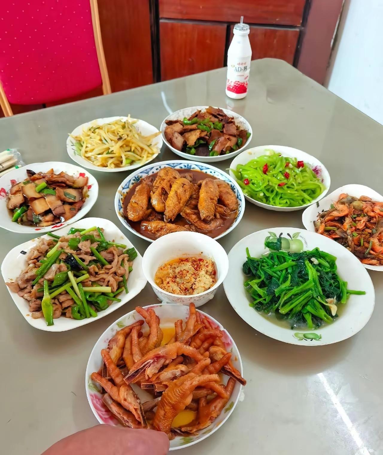 相亲第六天带我见了他父母饭桌上他妈妈一直说着他们老了没有能力买房也没