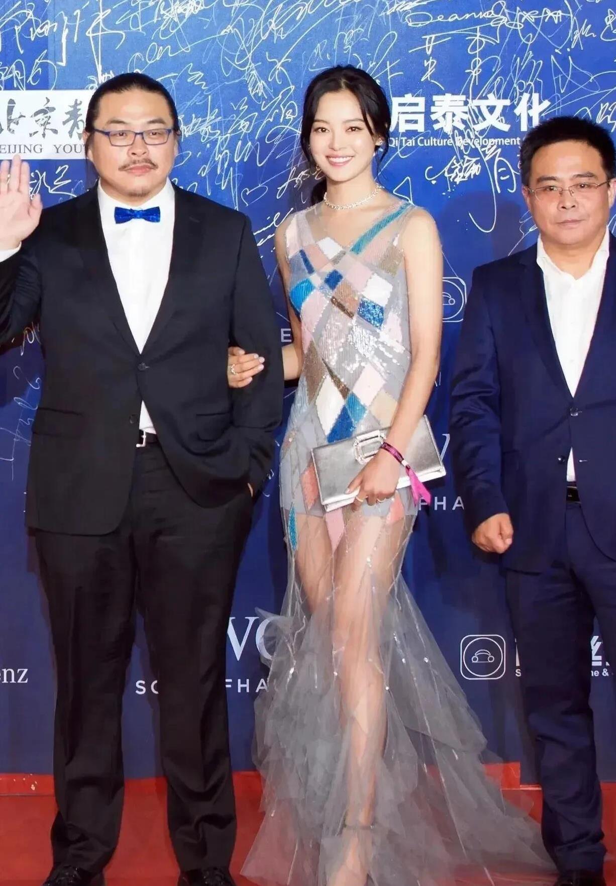 这张三位演员的合影太逗了，左边的男士虽然胡子拉碴的，长相一般，但他拍照时气质儒雅