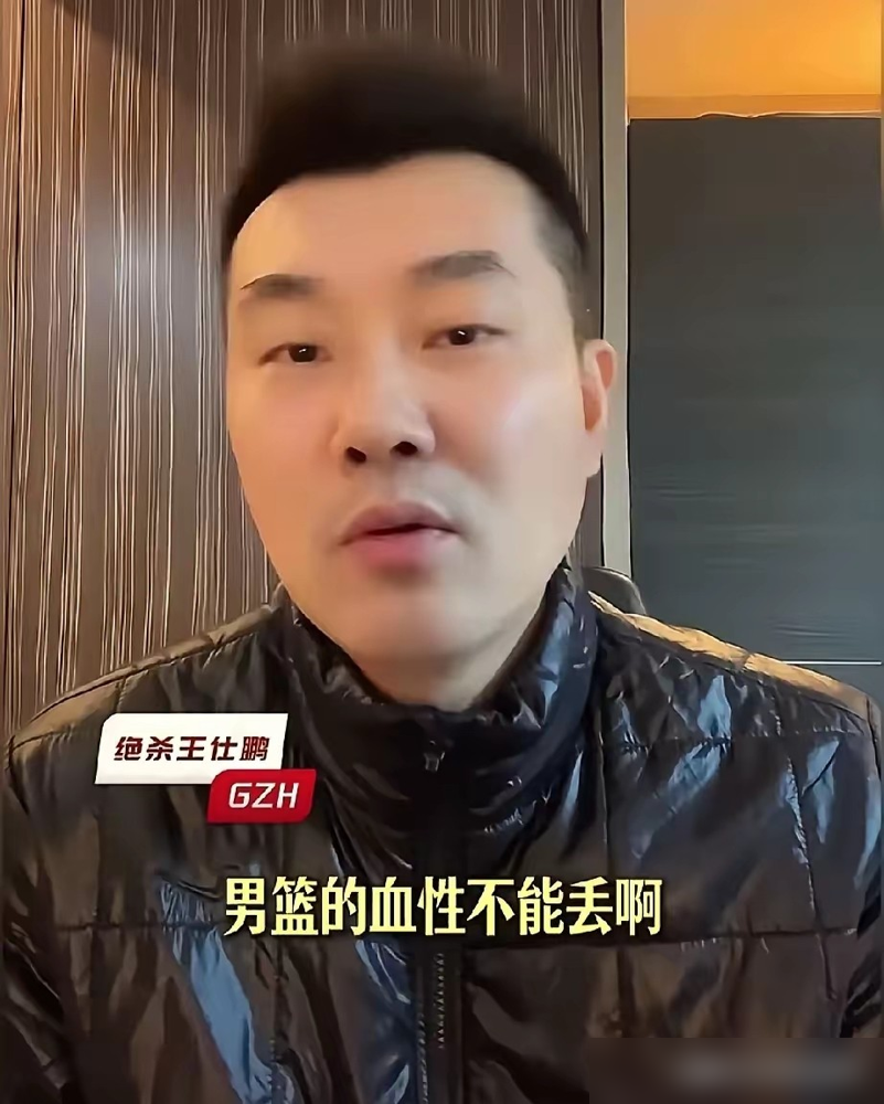 王仕鹏解说席上直接炸了：别换教练了，换我上吧。这话搁五年前得被喷成筛子，现在评论区全是大鹏你上。输日