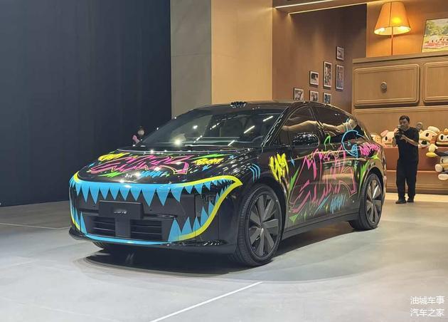 汽车对于男性来说是最佳的“身份代表”，所以我喜欢逛各地的车展，去了解汽车届最新的