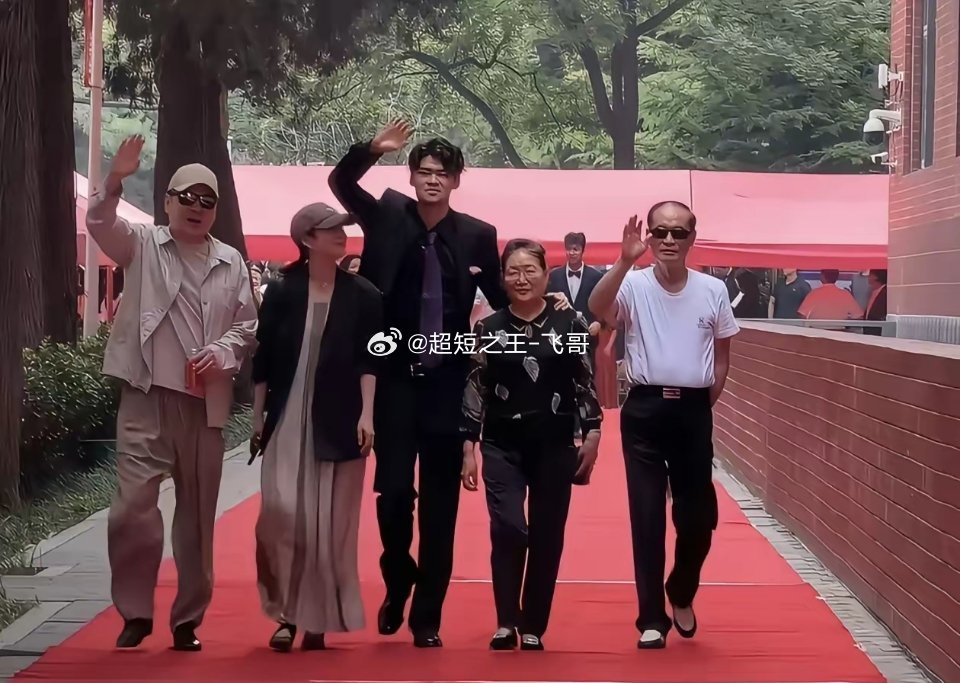 6月18日，陈建斌蒋勤勤一起参加儿子虎虎的高中毕业典礼。虎虎的大长腿太显眼了，目