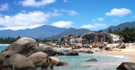 【天涯海角风景区】天涯海角风景区位于天涯镇马岭山麓，距三亚市约26公里，是分布在