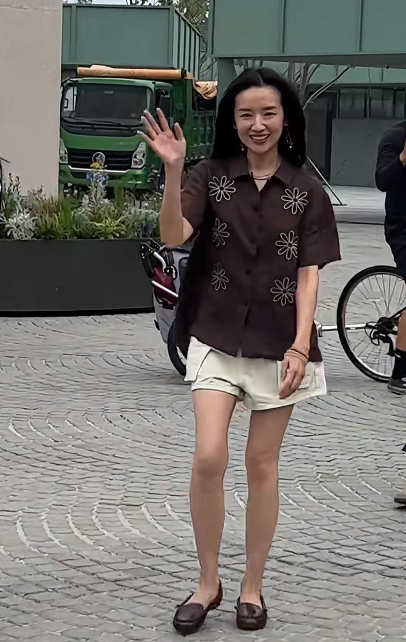 没想到，离开滤镜的董洁，皮肤这么黑。脸上岁月的痕迹清晰可见。与直播间里吹弹可破的